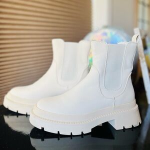 Women’s Minimalist Cream White  Chunky Chelsea Boots size 5.5